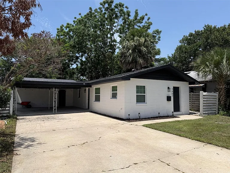 1407 Park Lake St — Photo 1