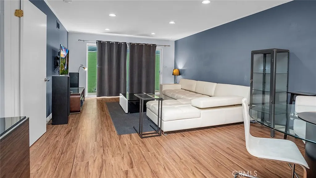 1 bed, 879 sqft, $2,300 — Photo 2