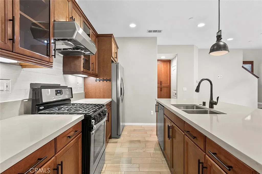 3 bed, 2.5 bath, 1600 sqft, $3,800 — Photo 3