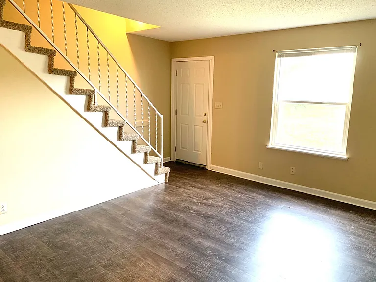 1209 Stateline Rd — Photo 2