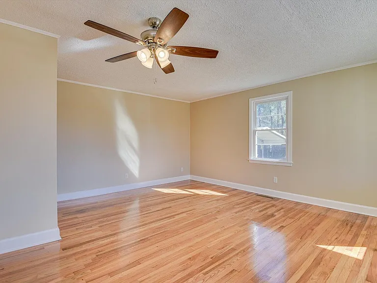 302 Burgess Dr — Photo 10