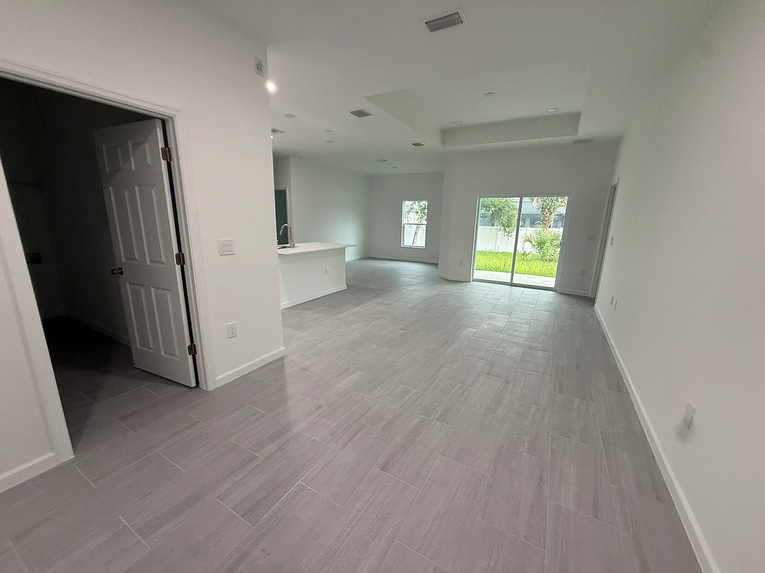3 bed, 1600 sqft, $2,050 — Photo 4