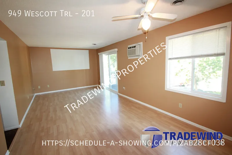 Spacious 3 Bed 2 Bath Condo — Photo 4