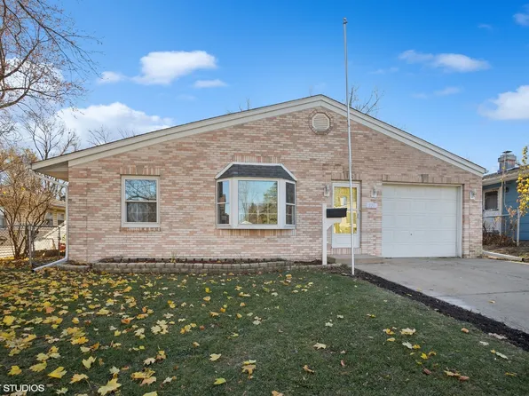 511 Waco Ln, Carpentersville, IL 60110