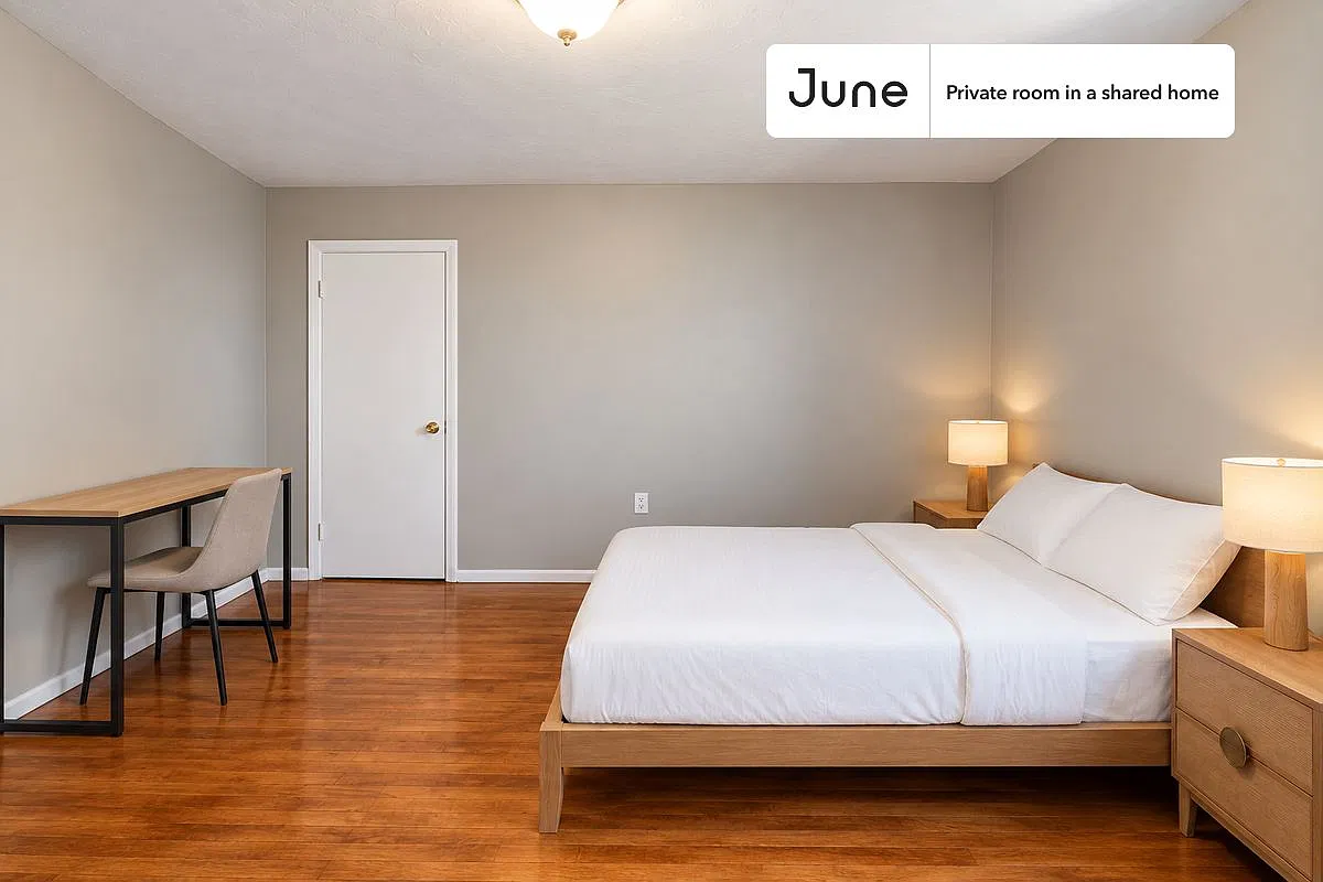 Queen bedroom in 4 bed/2 bath home in Newton Corner #925 D — Photo 1