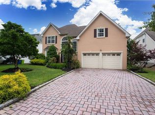 13 Red Bud Ln, Green Brook, NJ 08812