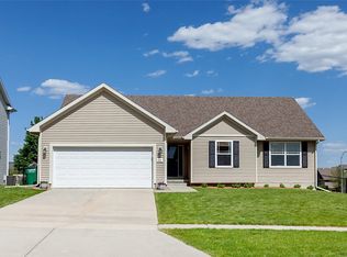685 82nd St, West Des Moines, IA 50266