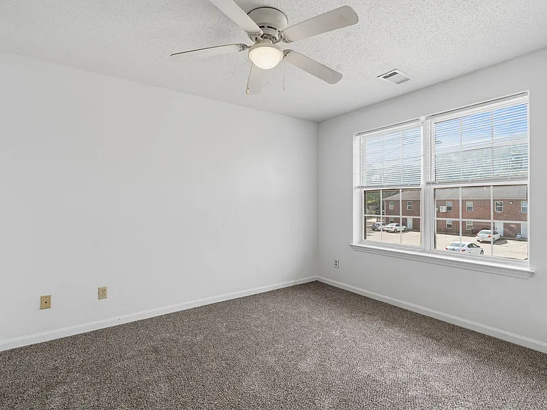 Mid-Town Apartments — Photo 35