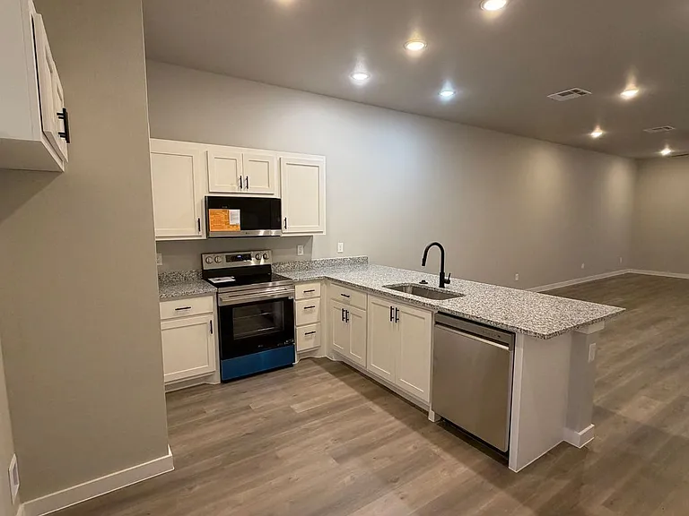 518 Colorado St — Photo 3