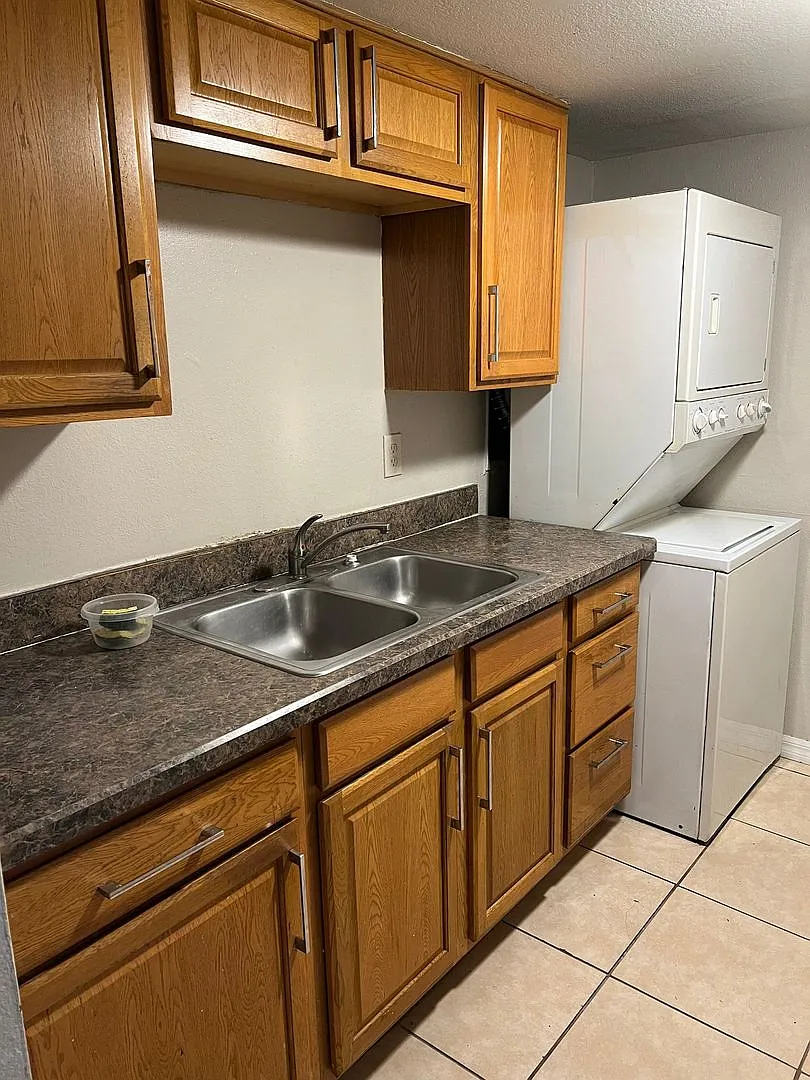 865 Sky Lake Cir — Photo 3