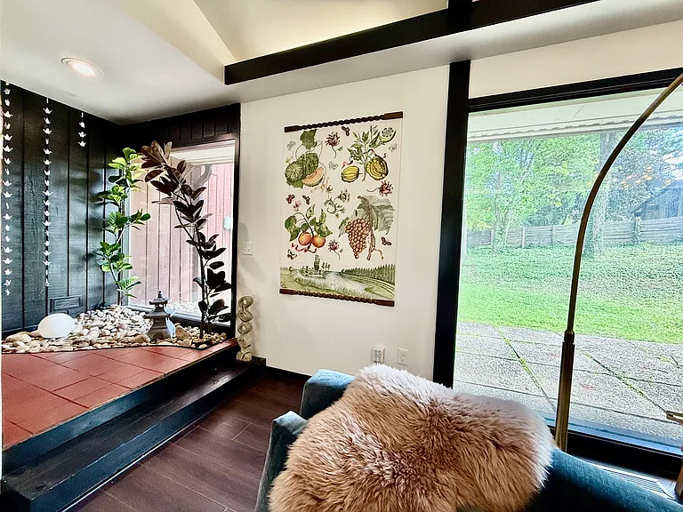 527 Valewood Ln — Photo 9