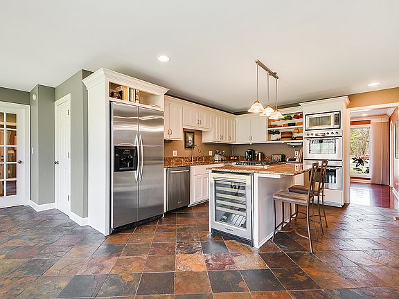 4th image of 945 Shetland Dr