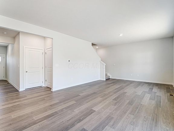4th image of 160 Oak Valley Ct