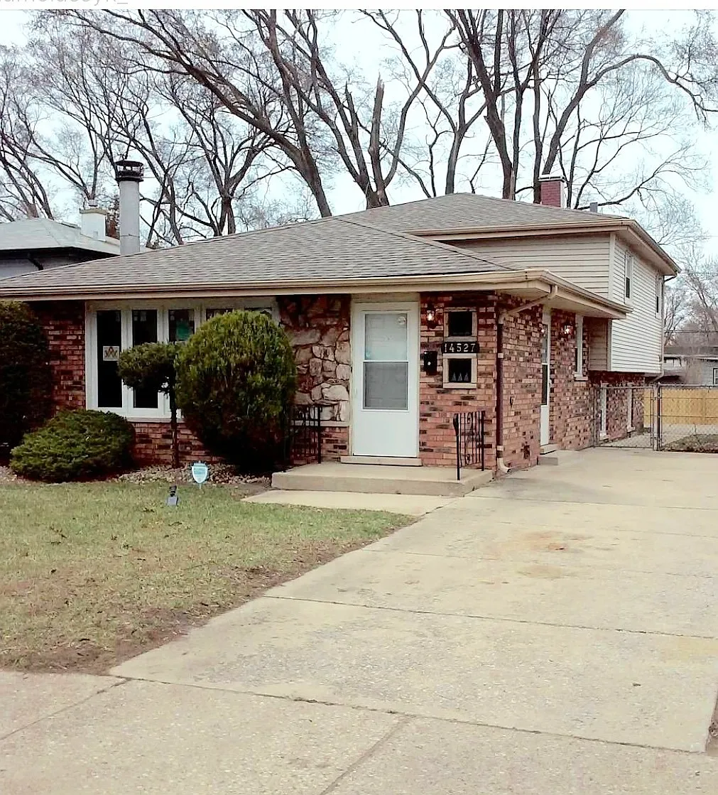 14527 Lincoln Ave photo 1
