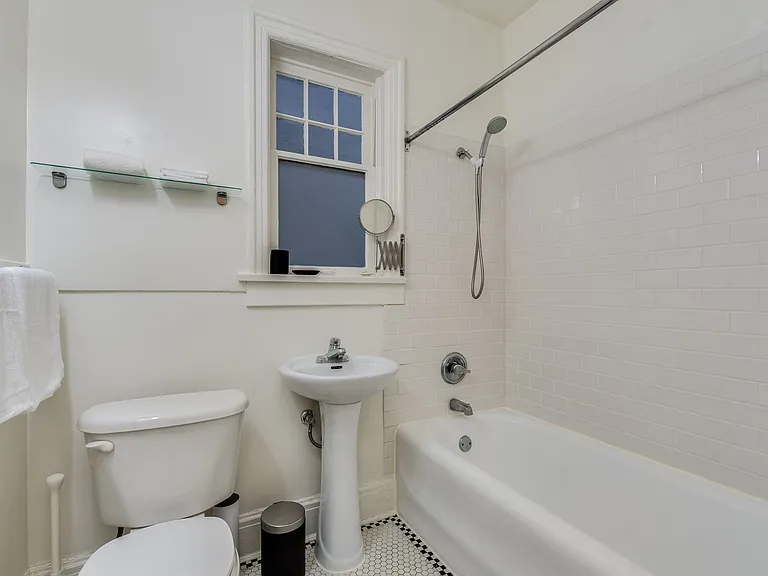 935 Jervis St — Photo 5
