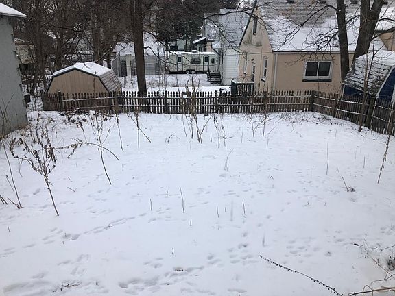 3rd image of 829 S Newton Ave
