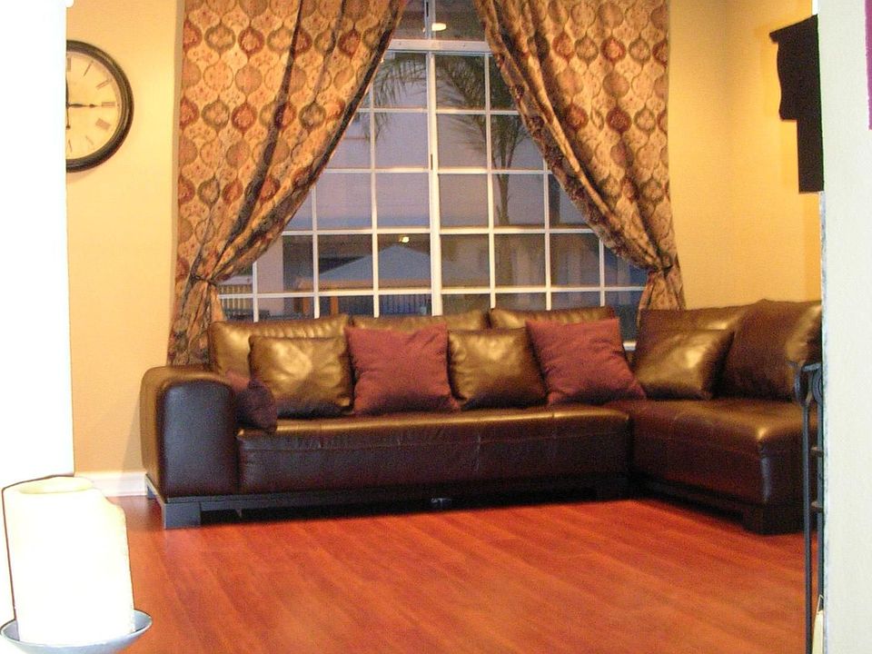 Double door to entry way and living room.