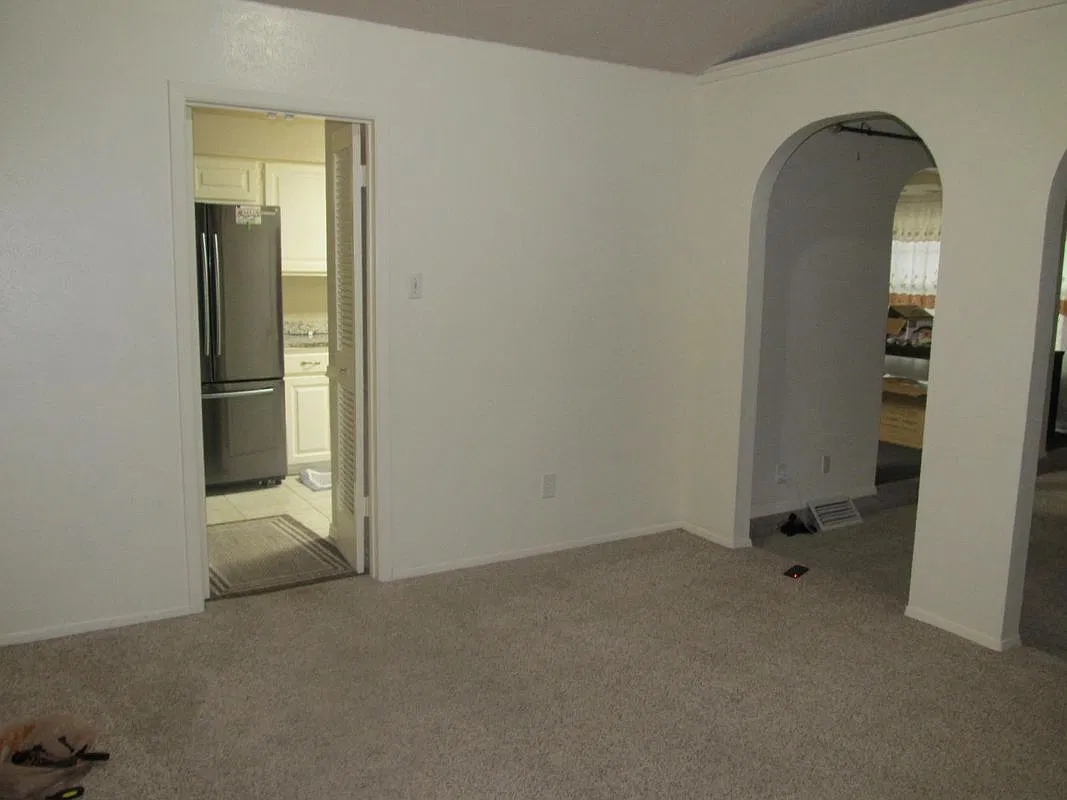4 bed, 2.0 bath, 1976 sqft, $2,000 — Photo 2