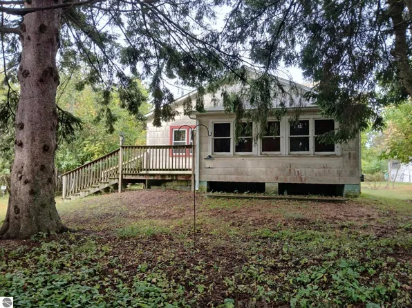 518 9th Ave, Tawas City, MI 48763