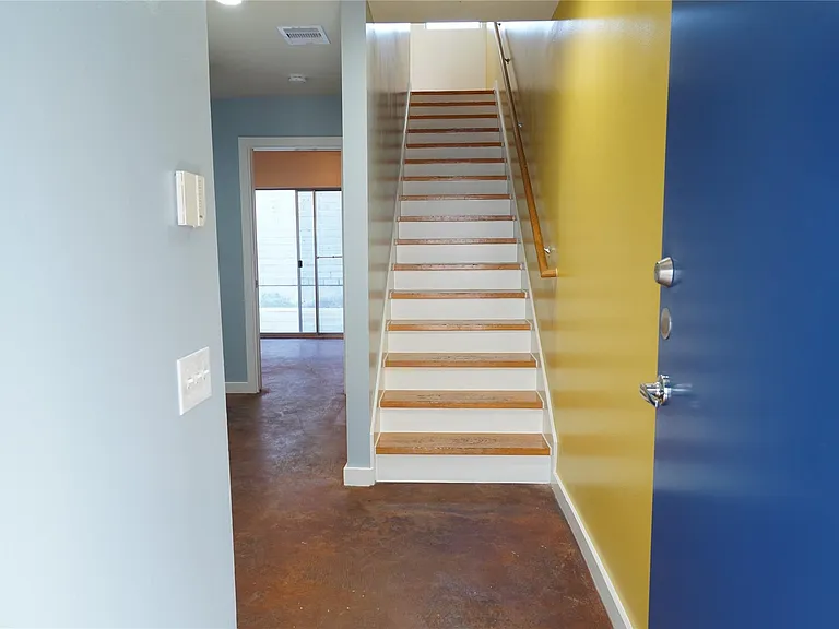2716 Chenevert St — Photo 3