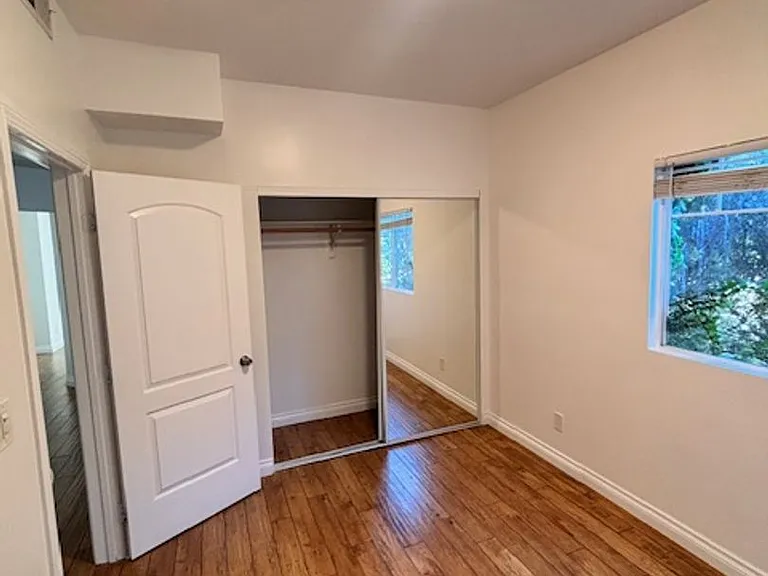 3 Bedroom 2 bathroom unit available, Larchmont area — Photo 10