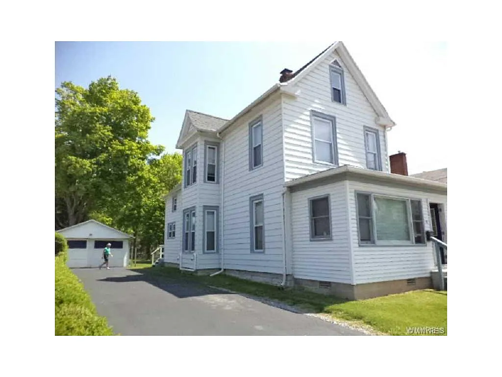 19 E Main St photo 1