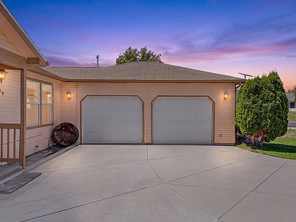 2nd image of 909 W Windrose Dr