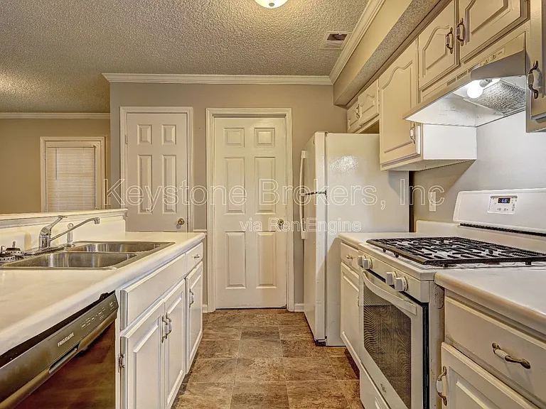 1370 N Hampton Dr — Photo 3