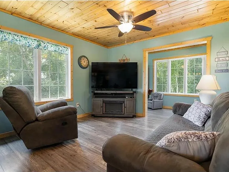 10010 Strawberry Lake Rd — Photo 5