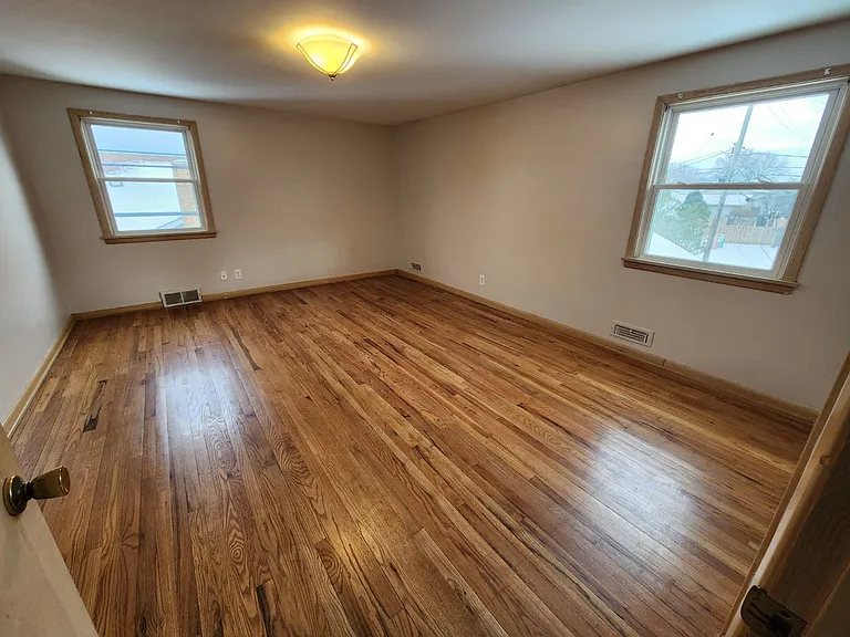 2413 Elmdale Rd — Photo 10