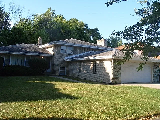 1326 E 164th St photo 1