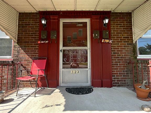2nd image of 123 Tyler Cres W #6