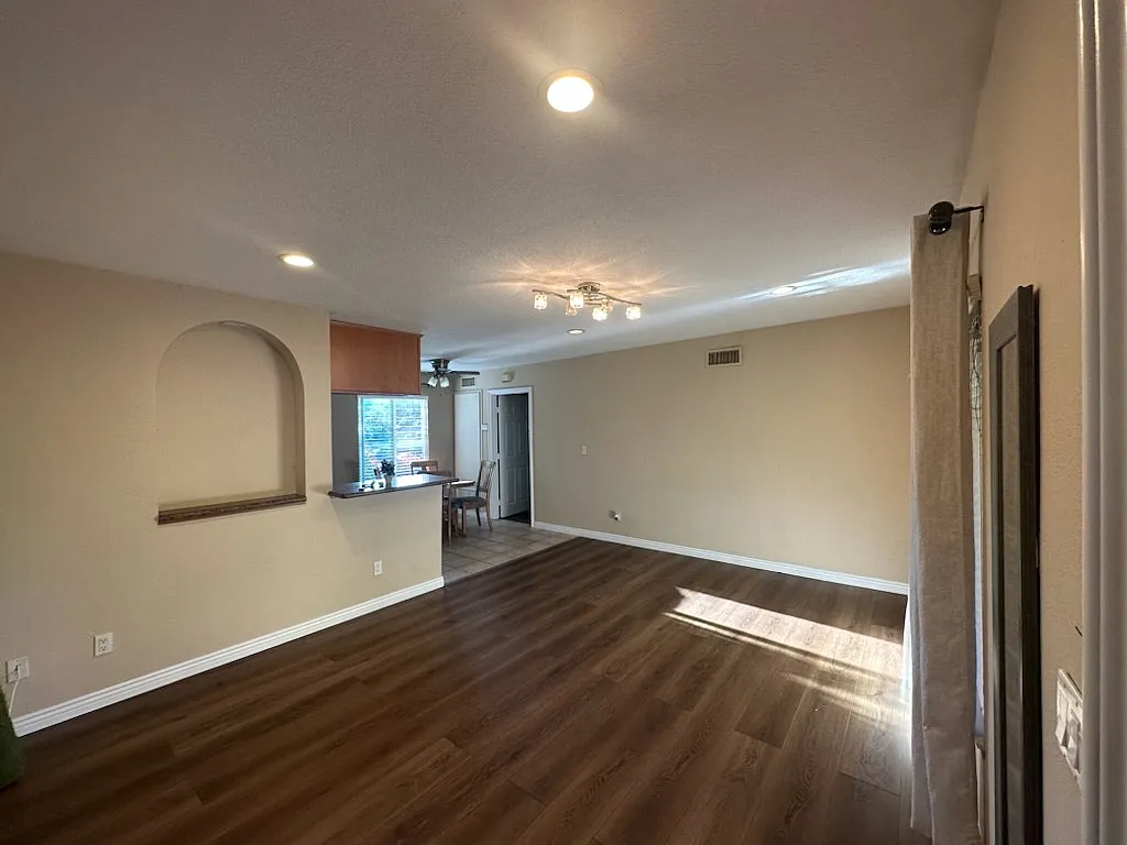 Building Photo - 1000 Estes St #57