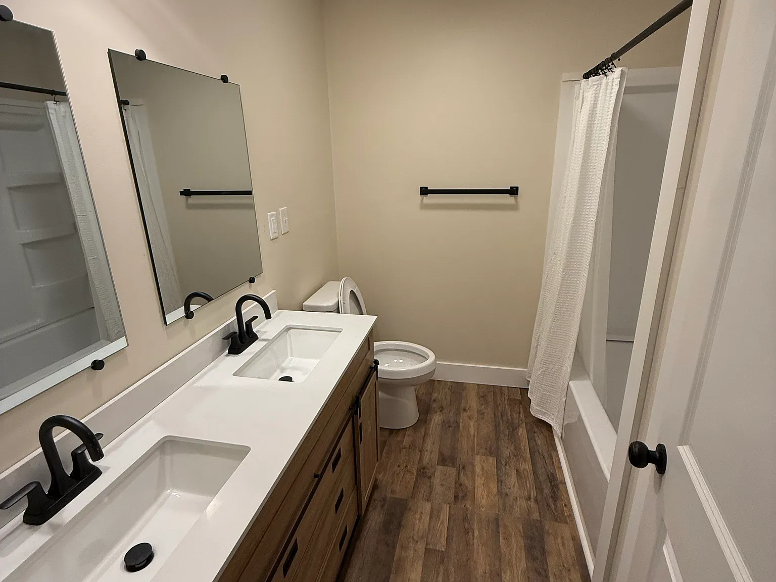 4 bed, 2432 sqft, $1,950 — Photo 2