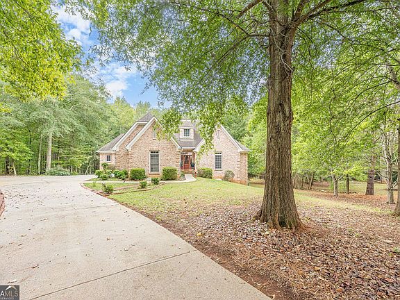 3rd image of 20 Balfour Dr