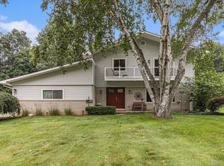 8921 S Christine Dr, Brighton, MI