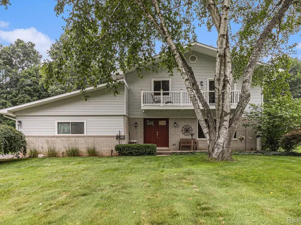 8921 S Christine Dr, Brighton, MI 48114