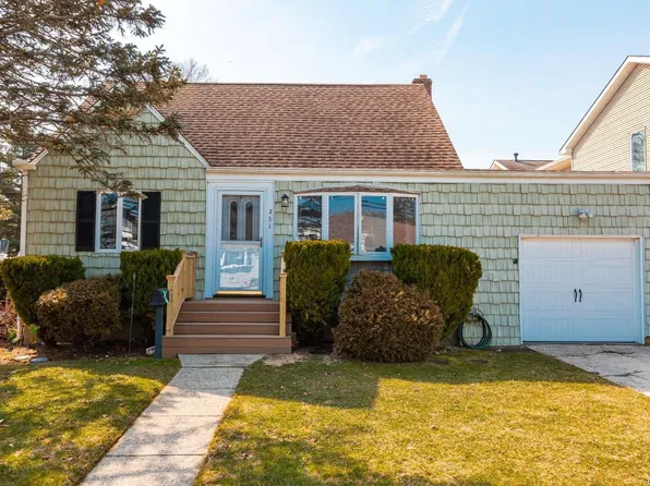 231 Kramer Drive, Lindenhurst, NY 11757