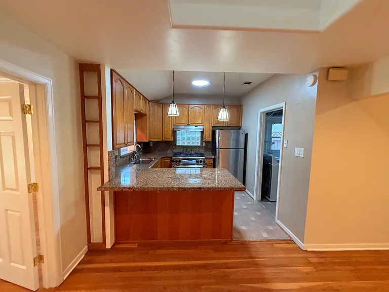 585 Morse Ave — Photo 17