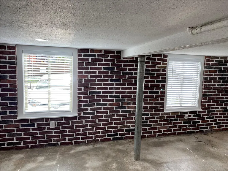 2204 Terry St — Photo 3