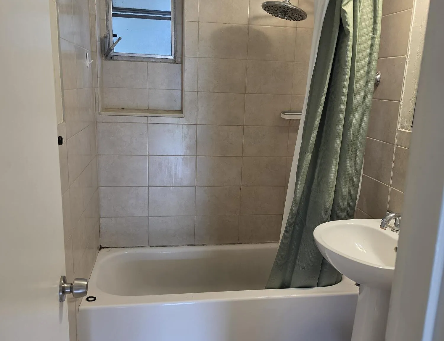 3 bed, 1.0 bath, 1384 sqft, $2,595 — Photo 4