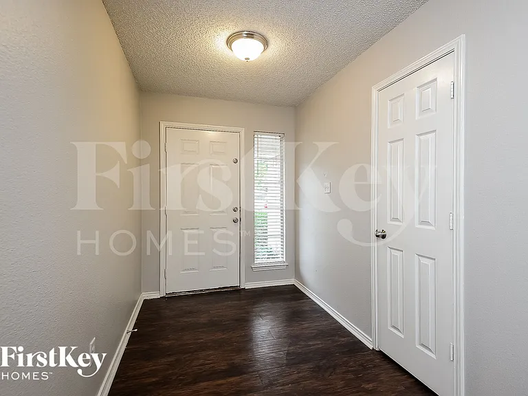 7956 Clear Brook Cir — Photo 2