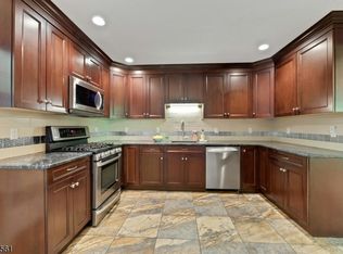 297 Pines Lake Dr E, Wayne Twp., NJ 07470