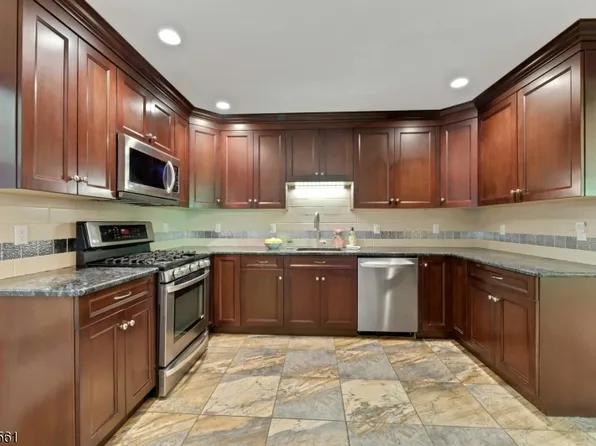 297 Pines Lake Dr E, Wayne Twp., NJ 07470