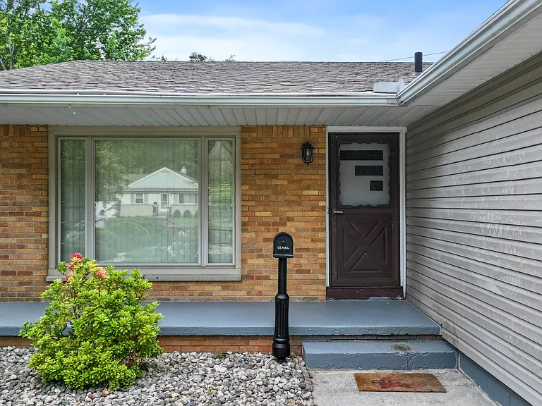 4637 Clover Ln — Photo 2