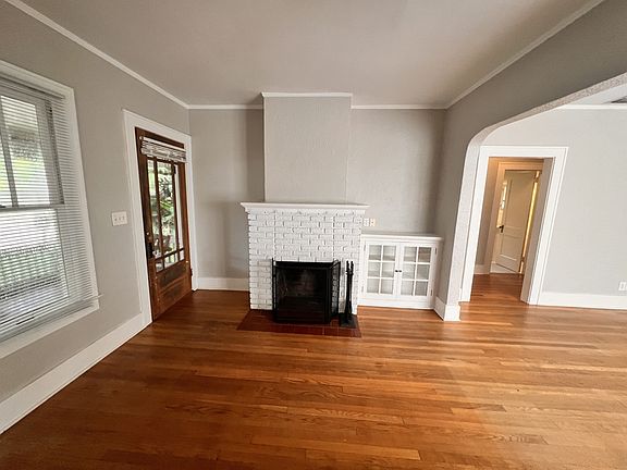 3rd image of 633 E Harwood St