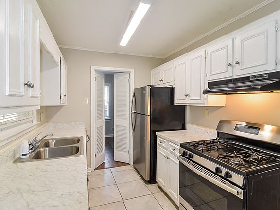 5th image of 313 Blackwood Dr