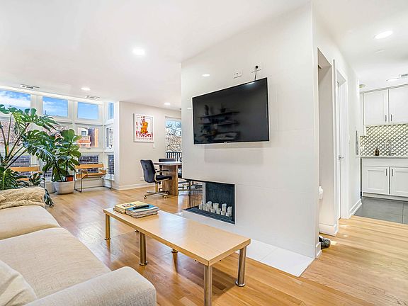 4th image of 2757 N Wayne Ave APT B