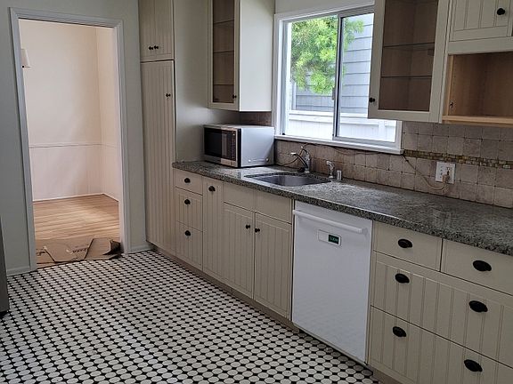 5th image of 1304 Walnut Ave