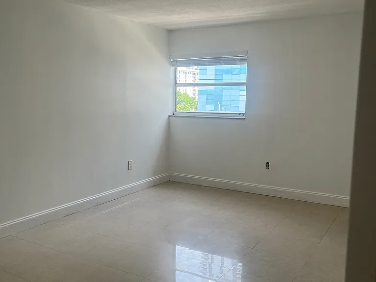 600 NE 25th St #5 — Photo 3